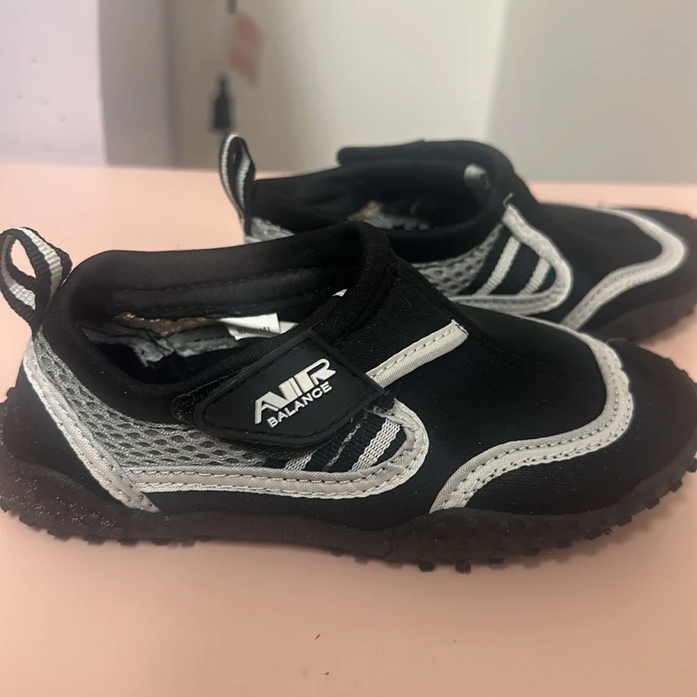 Unisex Kids Black and White Water Shoes SZ 12